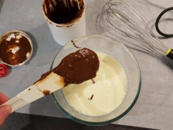 Verser sur le chocolat blanc, ajouter la pâte de pistache, attendre 2 min et mélanger