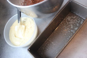 Graisser un moule à cake et y verser la moitié de l'appareil à cake vanille.