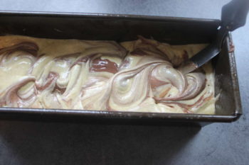 Déposer le reste de pâte à la vanille et créer des marbrures à l'aide d'une spatule coudée