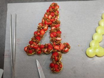 Poser des morceaux fraises et éventuellement du confit de fraises