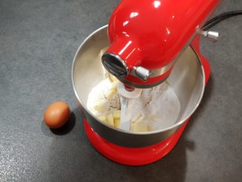 Sabler les éléments secs avec le beurre froid