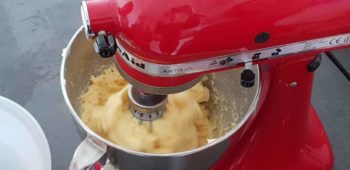 Ensuite, détendre la crème pâtissière contenant la moitié du beurre toujours au robot jusqu'à avoir une texture bien crémeuse