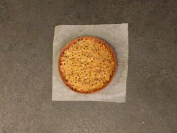 Cuire votre fond de tarte avec la crème d'amande & pistaches concassées