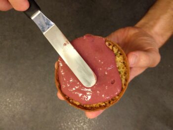 Recouvrir de crème pâtissière à la framboise