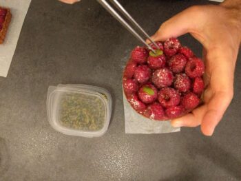 Déposer des pistaches entières