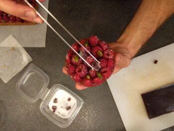 Déposer les petits cubes de pâte de fruits à la framboise sur votre tarte