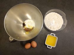 Préparer les ingrédients pour cette recette de madeleine faciles au citron et miel