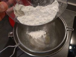 Ajouter la farine et levure tamisée