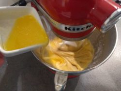 Ajouter progressivement le beurre fondu refroidi