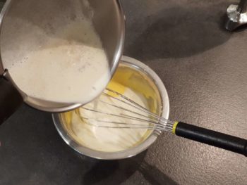 Verser 1/3 du lait chaud sur ce mélanger et fouetter quelques instants