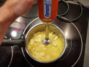 Si possible, mixer pour parfaitement émulsionner le beurre avec la crème