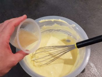 Faire fondre la gélatine au four micro-onde, et la mélanger à la crème pâtissière