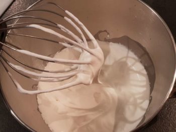 Monter la crème et le mascarpone froids dans un bol froid jusqu'à une texture souple