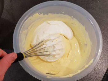 Détendre doucement la crème pâtissière avec un premier tiers de crème montée