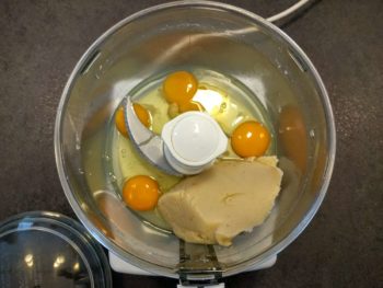 Une fois la pâte d'amande terminée, ajouter les œufs entiers puis mixer à nouveau