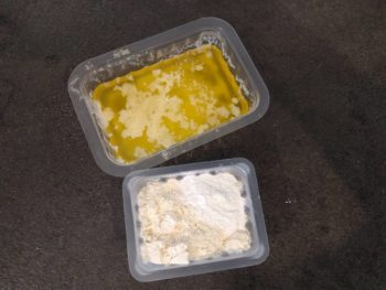 Tamiser la farine avec la levure chimique, faire fondre et laisser refroidir le beurre