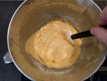 Puis ajouter le beurre fondu froid à l'appareil à pain de gênes