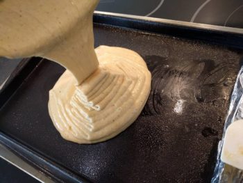 Couler votre appareil à pain de gênes sur une plaque de cuisson légèrement graissée