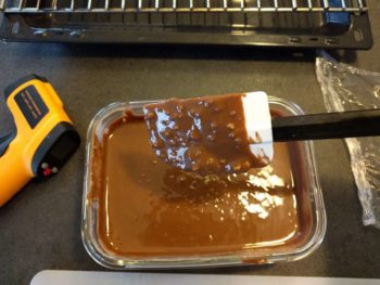 Vérifier la texture du glaçage chocolat noisette, elle doit être nappante