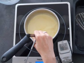 Poursuivre la cuisson de la crème anglaise jusqu'à 82°C