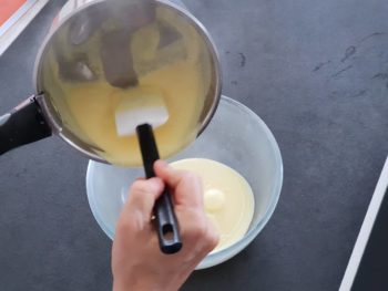 Débarrasser la crème anglaise dans un cul de poule