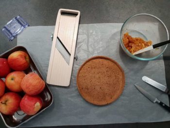 Préparer la compote, le fond de tarte et les pomme pour terminer votre tarte aux pommes