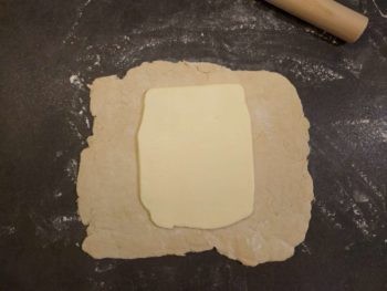 Déposer le beurre au milieu de la détrempe
