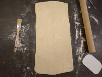 Abaisser votre pâte à 8 mm environ en faisant une rectangle parfait