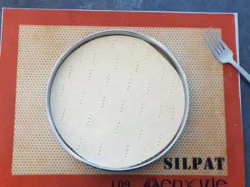 Dans un cercle ou disque, découper la pâte feuilletée et la piquer