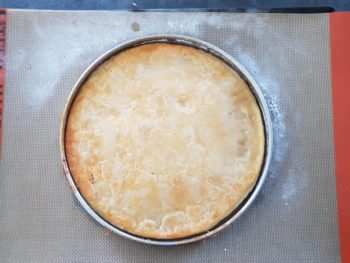 Retirer la plaque et enfourner la tarte fine aux pommes retournée