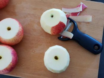 Éplucher les pommes, les couper en 2 et les évider