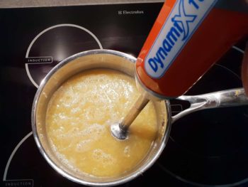 Mixer longuement afin d'avoir une garniture macaron au citron bien homogène