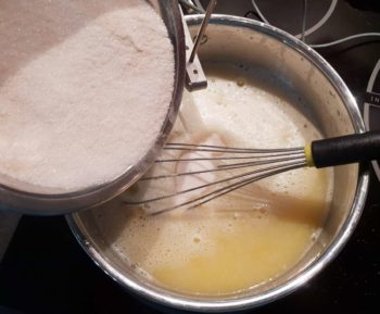 Verser le mélange sucre-pectine en pluie en mélangeant au fouet