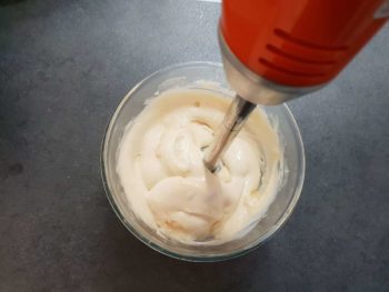 Une fois la garniture macaron citron froide et gélifiée, l'émulsionner dans un cul de poule