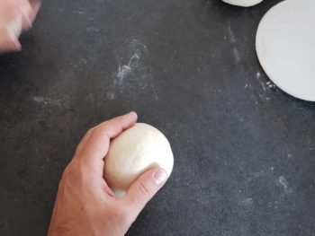 Bien bouler en serrant la pâte entre la pomme de sa main et le plat de travail tout en déplaçant la main