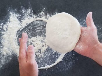 Sortir votre pâte de la farine et secouer la pour retirer l'excédent de farine