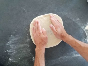 Poser vos mains au centre de la pâte et étier grâce à la main droite, faire 1/4 de tour et recommencer