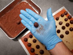 Rouler chaque truffes entre les paumes de votre main pour faire des belles boules et les enrober de cacao en poudre