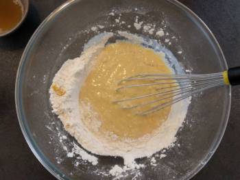 Le mélange avec la farine doit être progressif, il en reste encore un peu sur les bords pour l'instant