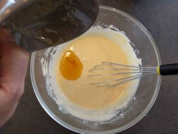 Ajouter le reste de beurre fondu, les arômes et continuer de mélanger avec un peu plus de farine