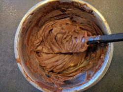 Détendre la ganache menthe chocolat jusqu'à obtenir une texture crémeuse