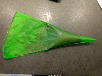 Mettre la ganache menthe chocolat en poche à douille