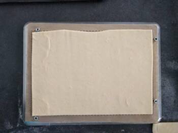 Déposer la pâte feuilletée sur une plaque, la piquer et la cuire entre 2 plaques