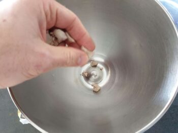 Émietter la levure fraîche dans le fond de la cuve