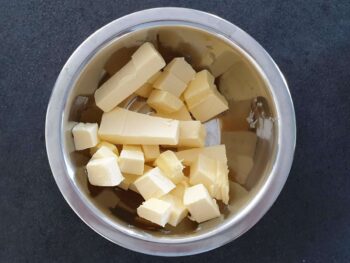 Découper le beurre à température ambiante