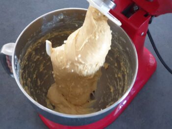 Voilà le résultat à obtenir : une pâte à gaufre liégeoise souple, bien mélangée et légèrement collante