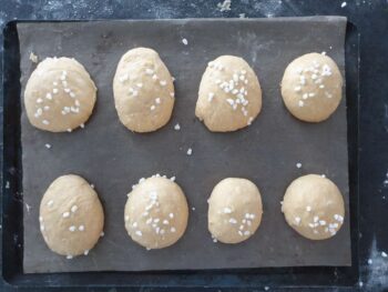 Faire de belles boules, rajouter un peu de sucre glace et laisser pousser dans un endroit à l'abri des courants d'air