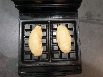 Déposer un pâton de gaufre liégeoises dans chaque emprunte et fermer votre gaufrier