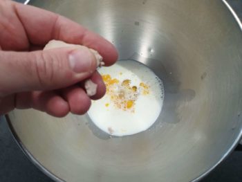 Mettre les œufs froids, lait froid et levure au fond de la cuve