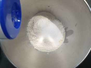 Recouvrir de farine, sucre et sel